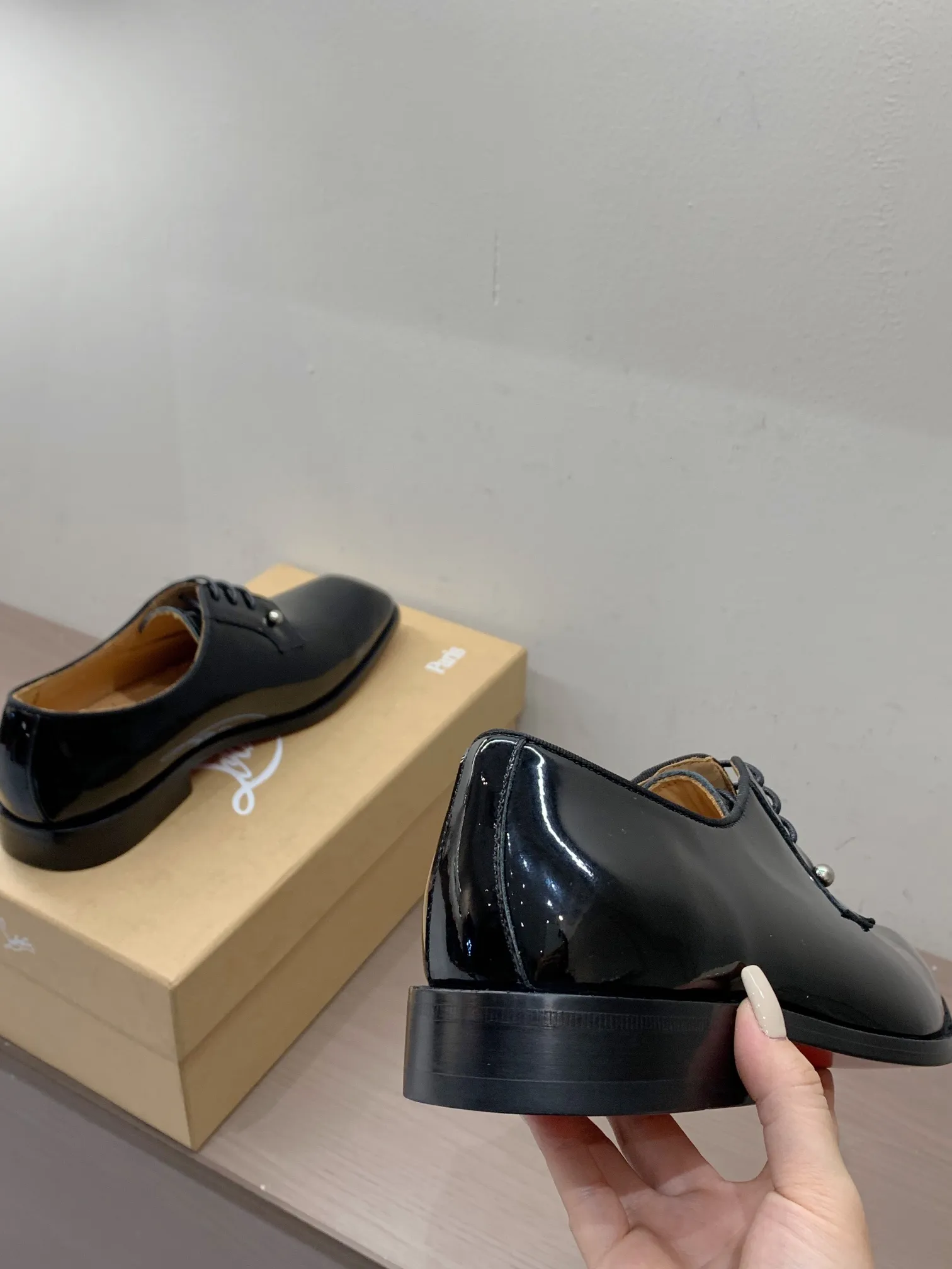 [CL red sole shoes] Top P: 1020💰 Size 39-44 (38.45.46 custom-made, non-returnable) Christian Louboutin men's classic Oxford shoes, men's business formal leather shoes💫Original molding, 1:1 replica, specially made for nobles. The unique shoe shape is unique and 100% comfortable! The whole shoe is made of imported Italian cowhide material, carefully selected, with fine pores and rich luster. Cow leather lining, soft and comfortable, sweat-absorbent and breathable. Genuine leather outsole, non-slip and wear-resistant, full of texture, elegant and luxurious overall, integrating comfort, formality and luxury! The Rolls Royce of shoes!